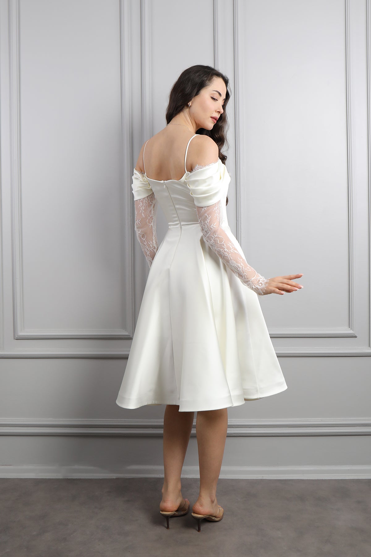 فستان سهرة ميدي ساتان مكشوف الاكتاف باكمام دانتيلية -سكري