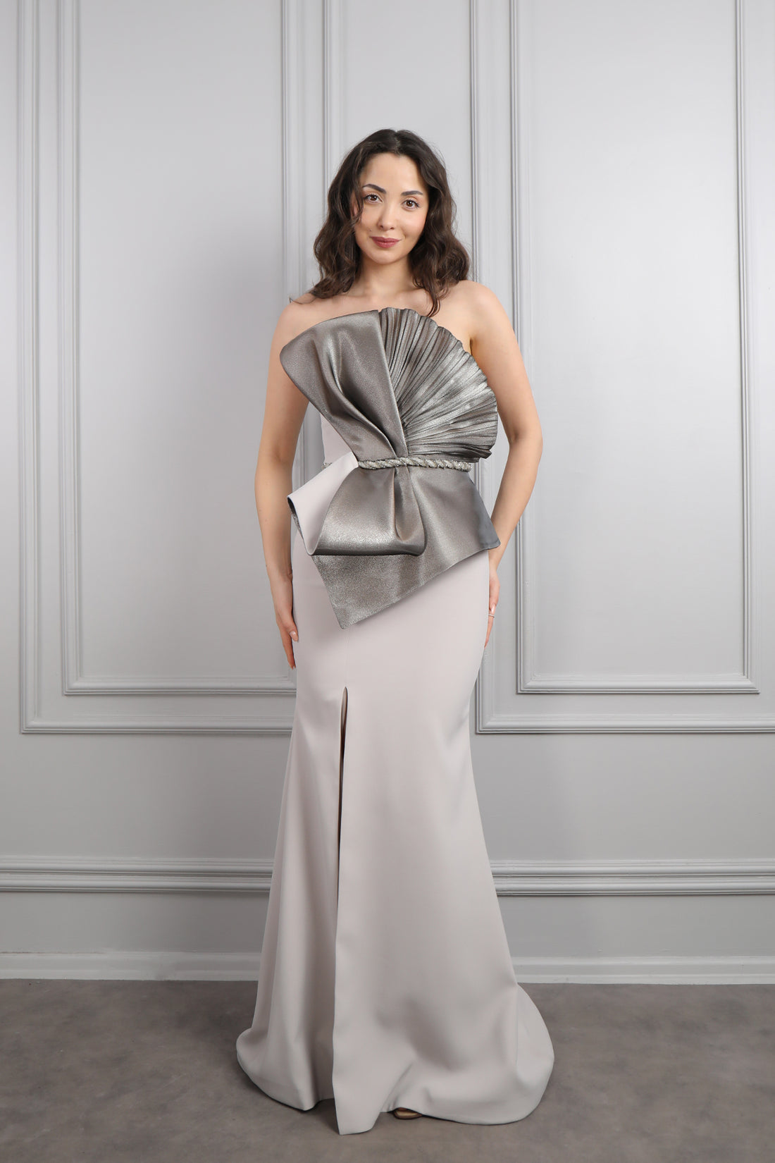 فستان سهرة سترابلس بتصميم فيونكة امامية وحزام لامع مقاس كبير- رمادي