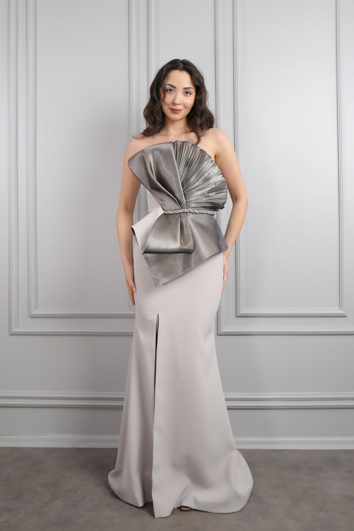 فستان سهرة سترابلس بتصميم فيونكة امامية وحزام لامع مقاس كبير- رمادي