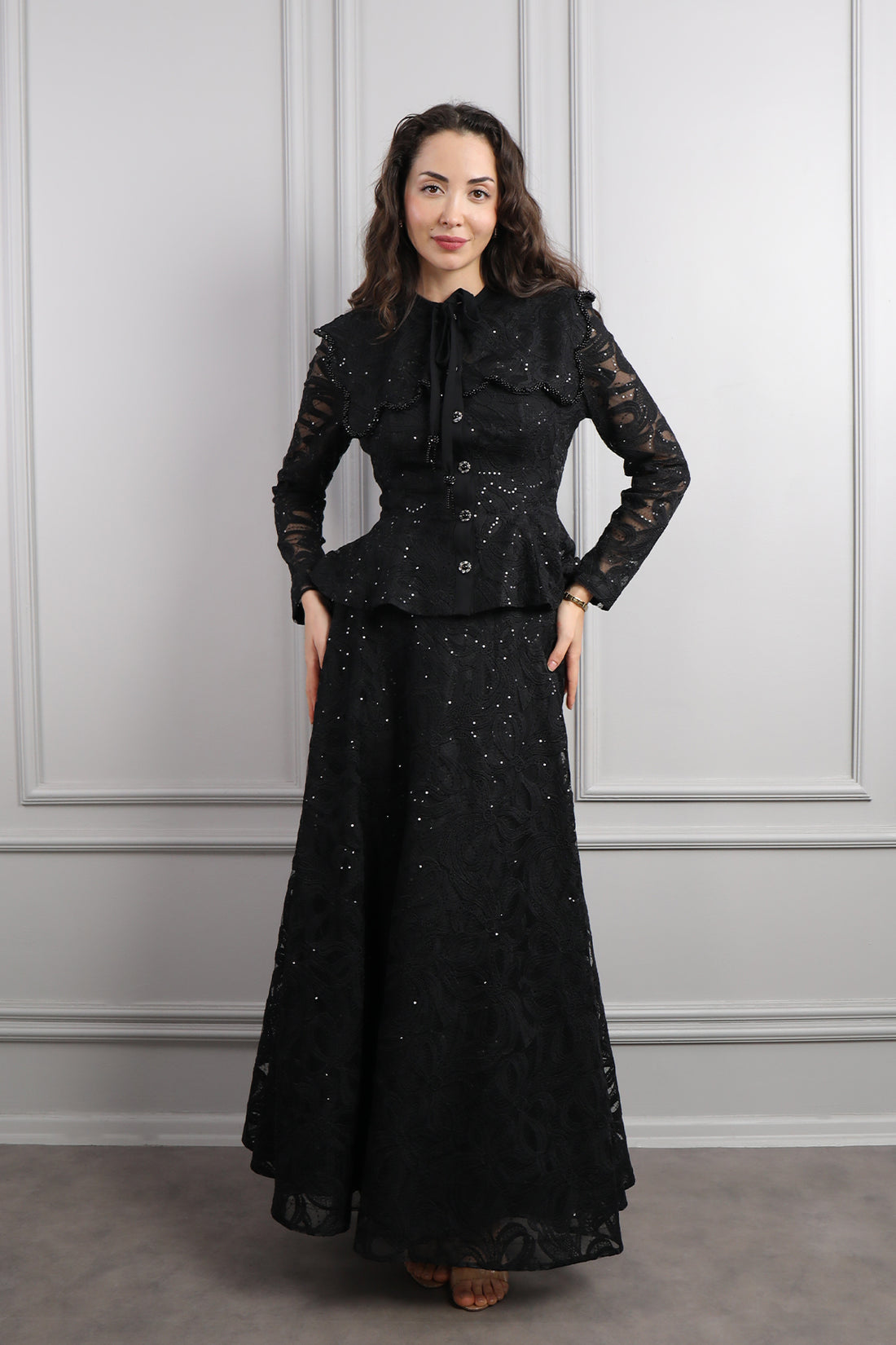 طقم تنورة وجاكيت بياقة اطفال بتطريز ورود -اسود