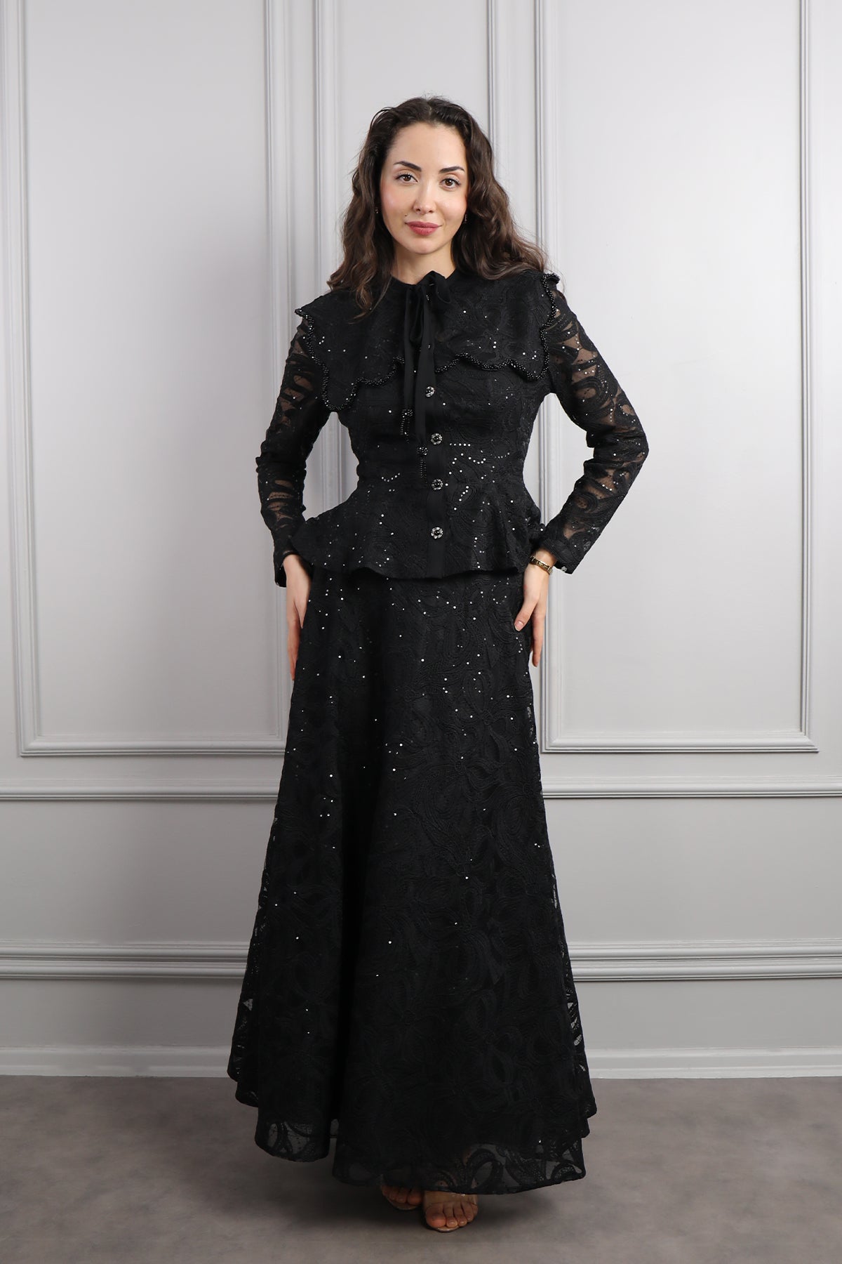 طقم تنورة وجاكيت بياقة اطفال بتطريز ورود -اسود