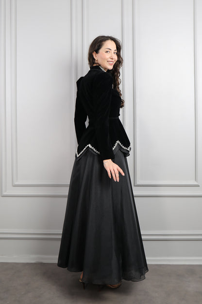طقم تنورة وجاكيت مخملي مزين بالكريستالات -اسود