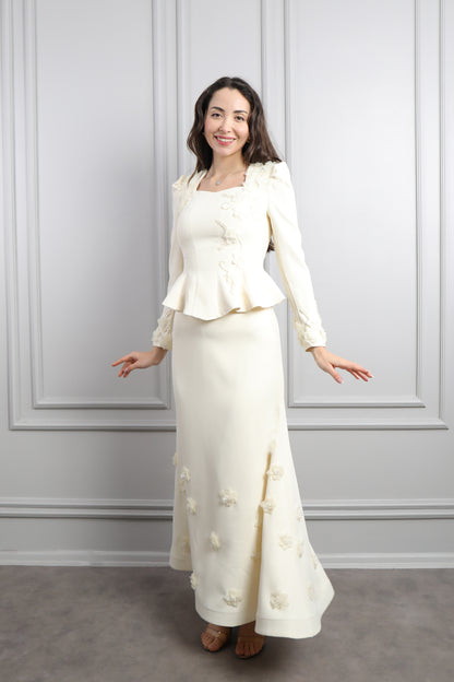 طقم تنورة وتوب رسمي انيق بياقة مربعة وتفاصيل ورود -سكري