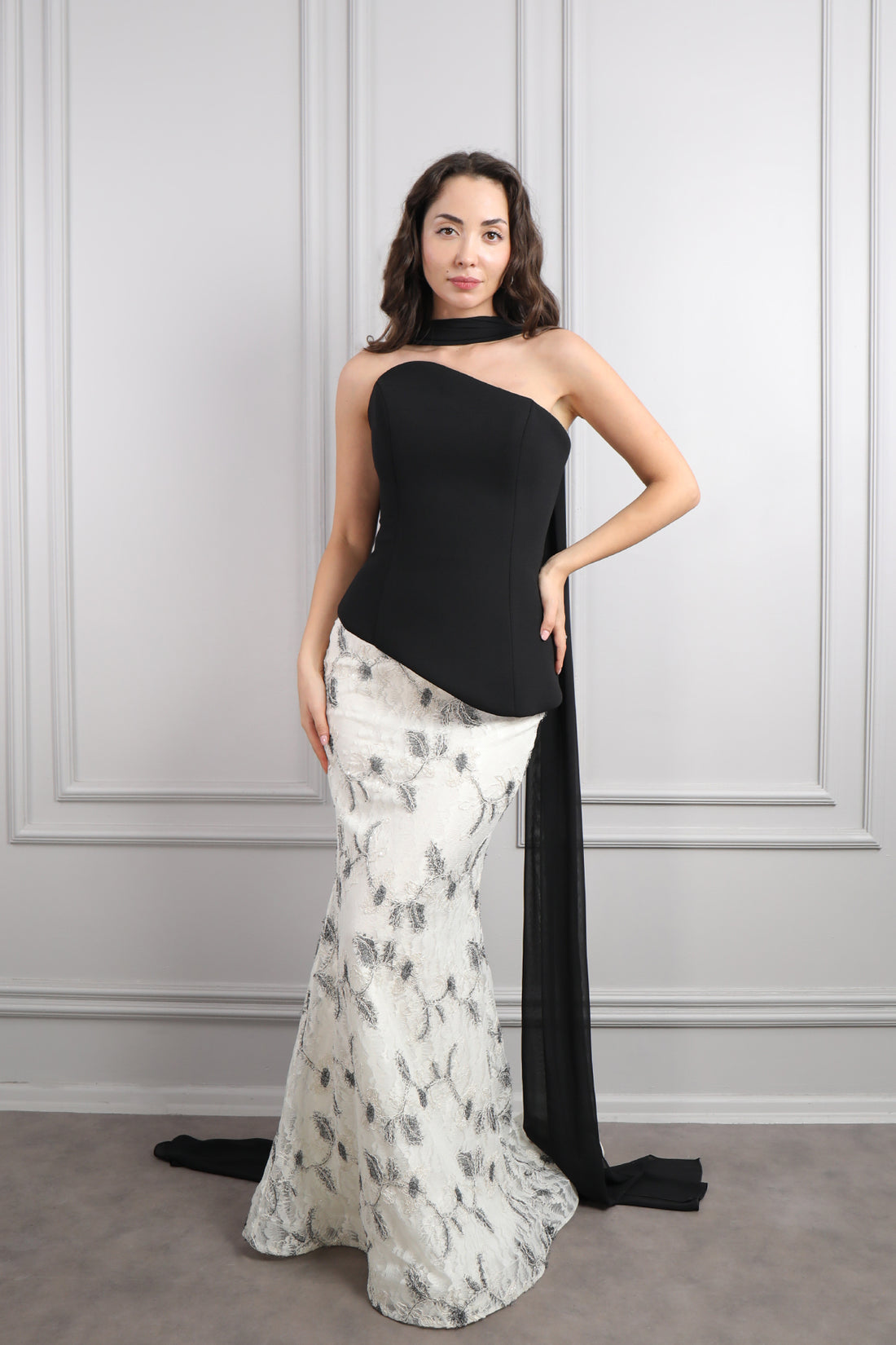 طقم تنورة بتفاصيل دانتيل وتوب سترابلس بوشاح -  اسود وسكري