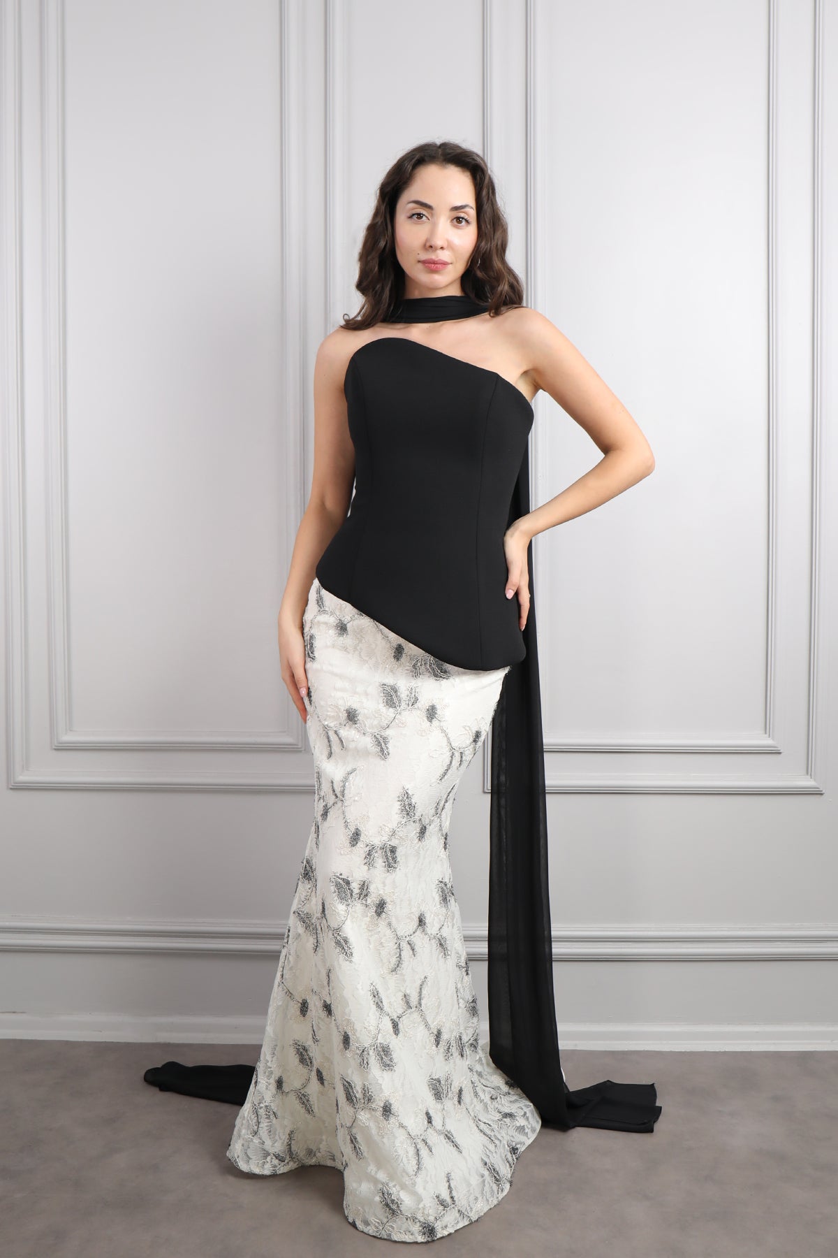 طقم تنورة بتفاصيل دانتيل وتوب سترابلس بوشاح -  اسود وسكري