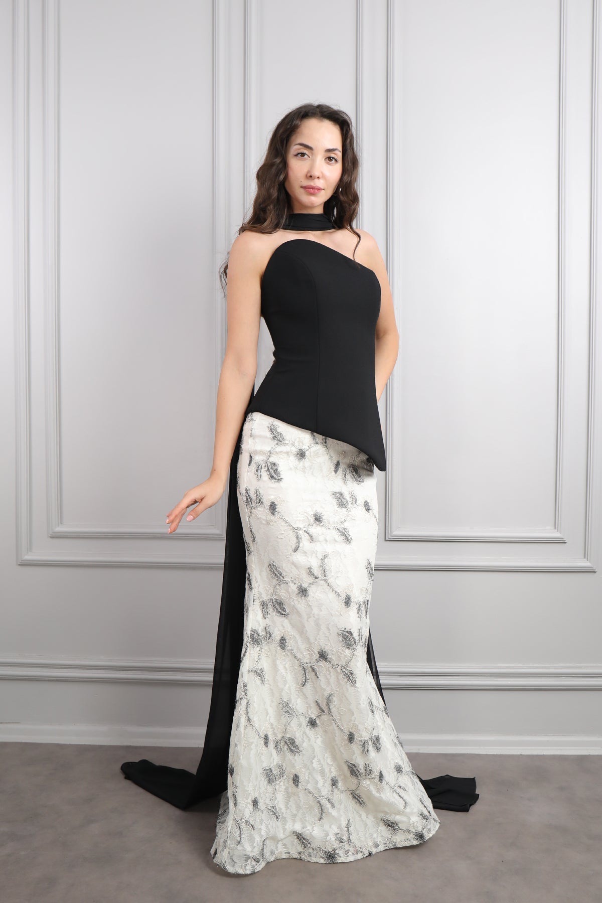 طقم تنورة بتفاصيل دانتيل وتوب سترابلس بوشاح -  اسود وسكري