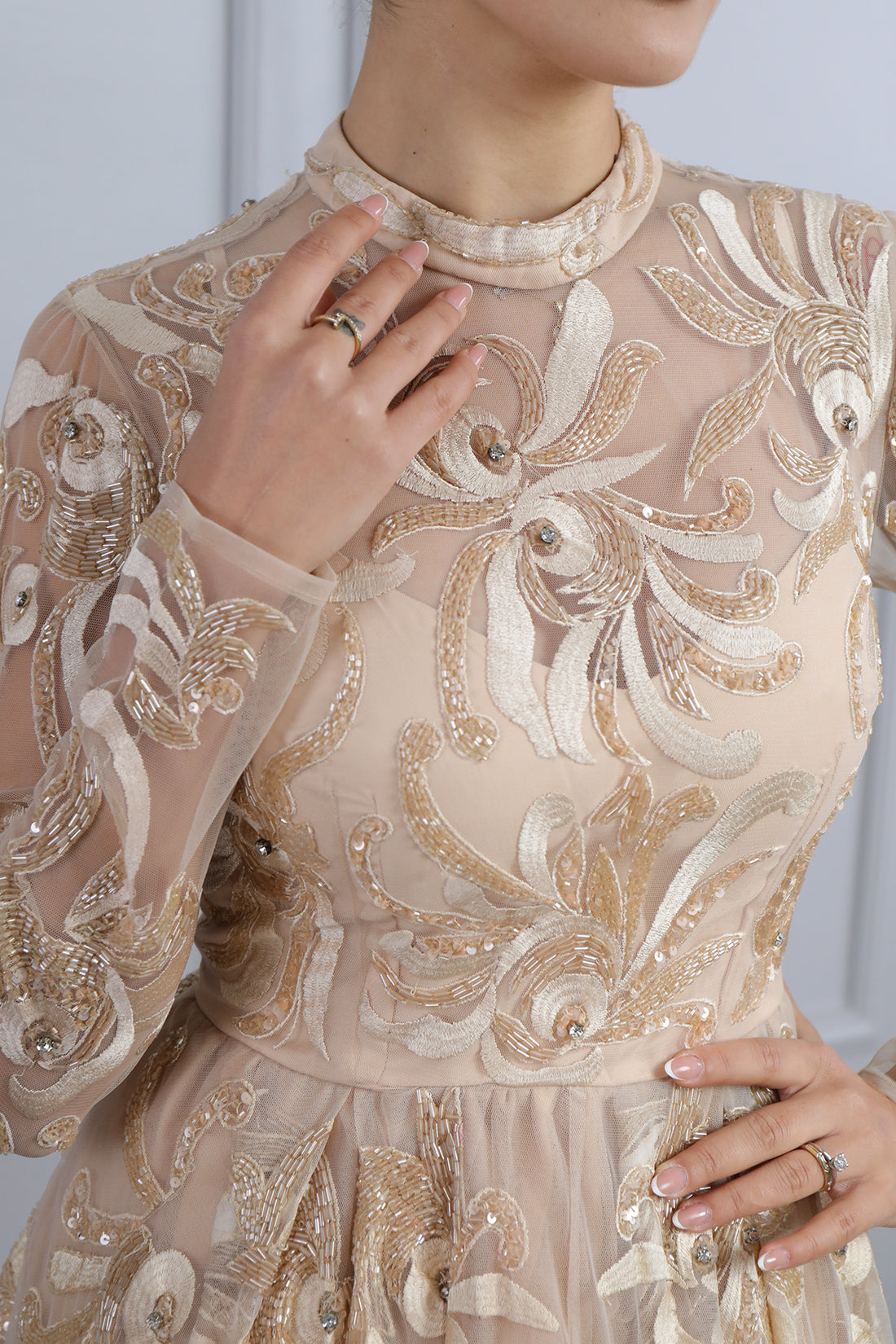 فستان سهرة ميدي بتفاصيل شفافة مطرز بالخرز بياقة عالية من "المجموعة الخاصة" -بيج