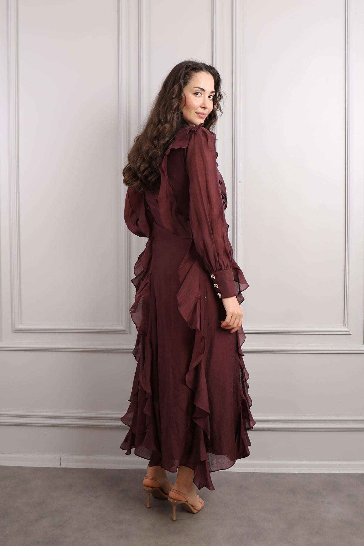 فستان بتفاصيل كشكشة وزينة بروش ذهبية -عودي