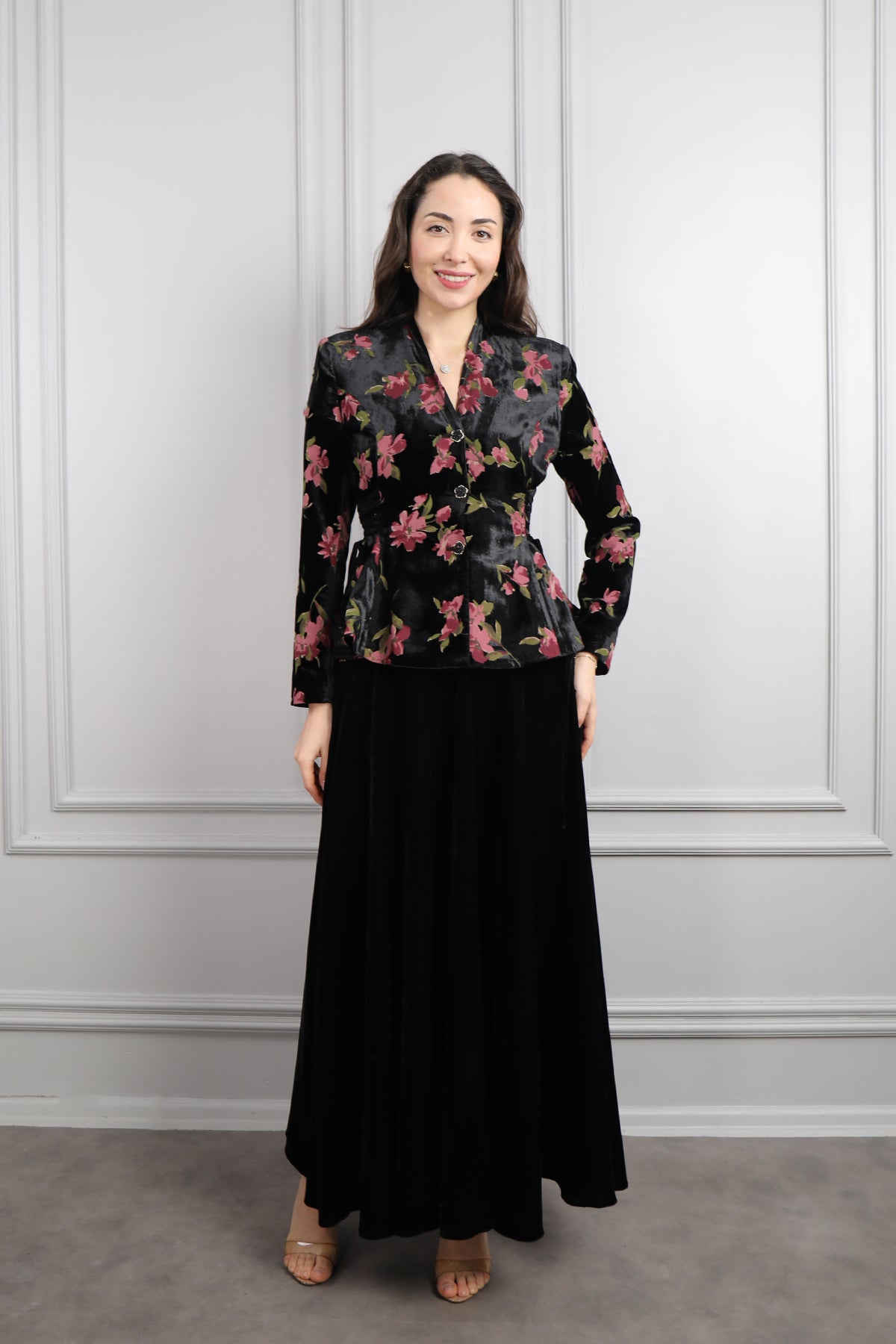 طقم تنورة وجاكيت مخملي مزخرف بورود -اسود