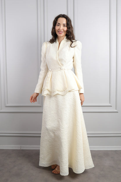 طقم تنورة وجاكيت مزين بالخرز وتفصيل طبقات -سكري