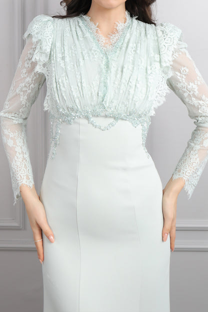 فستان مصمم بتفاصيل دانتيلية وتطريزات خرزية -نعناعي