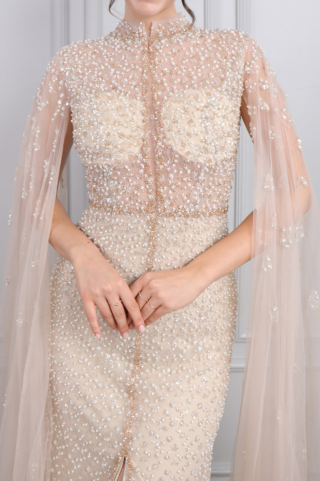 فستان سهرة بياقة حناقية مطرز بالخرز واللؤلؤ بتفاصيل شفافة من "المجموعة الخاصة" -بيج