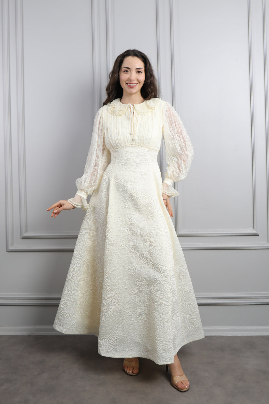 فستان بتفاصيل دانتيل وياقة اطفال بتطريزات خرزية -سكري