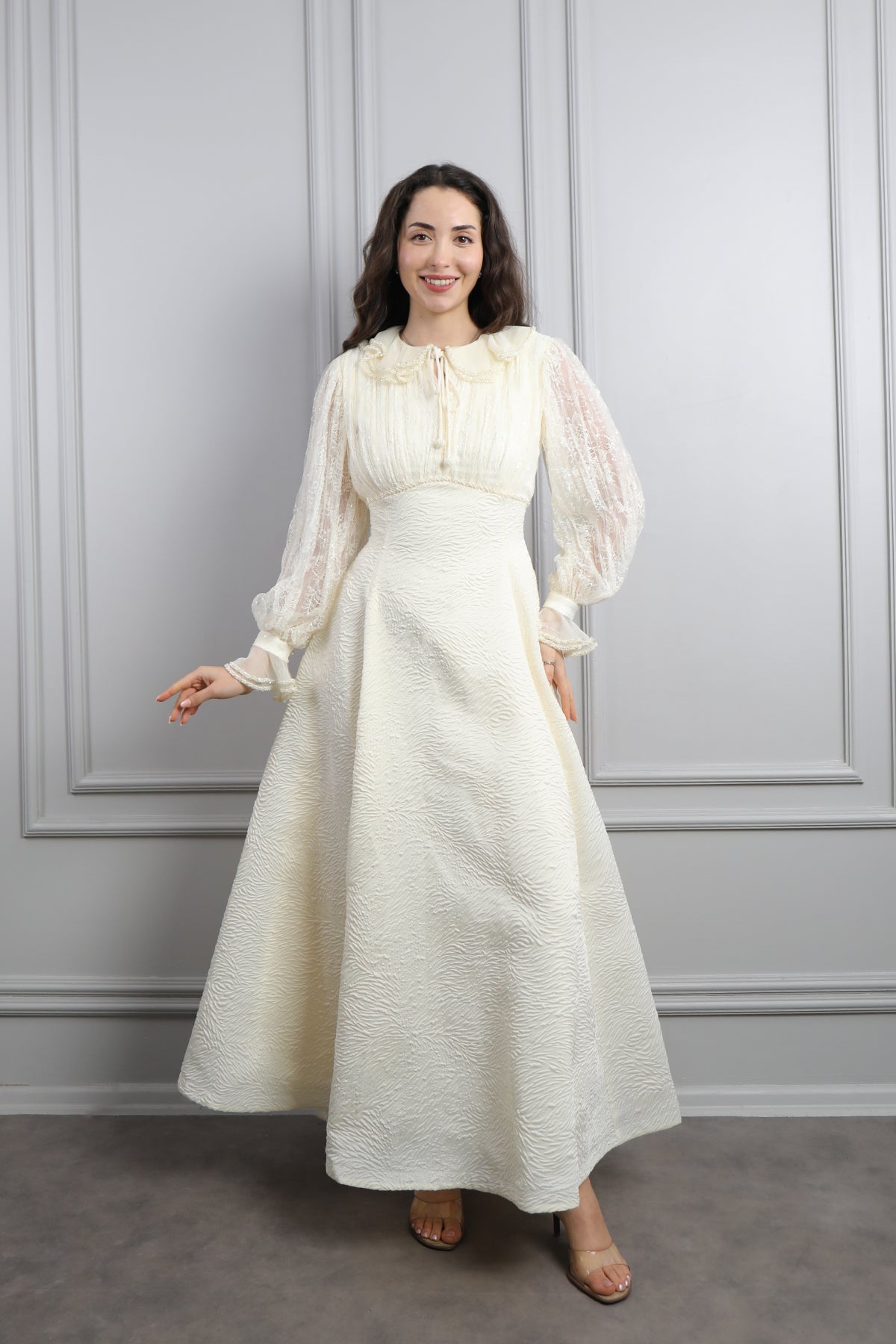 فستان بتفاصيل دانتيل وياقة اطفال بتطريزات خرزية -سكري