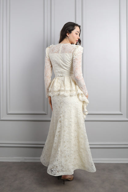 فستان دانتيل بزينة زهور عالاكتاف وتصميم كشكشة من الخصر -سكري