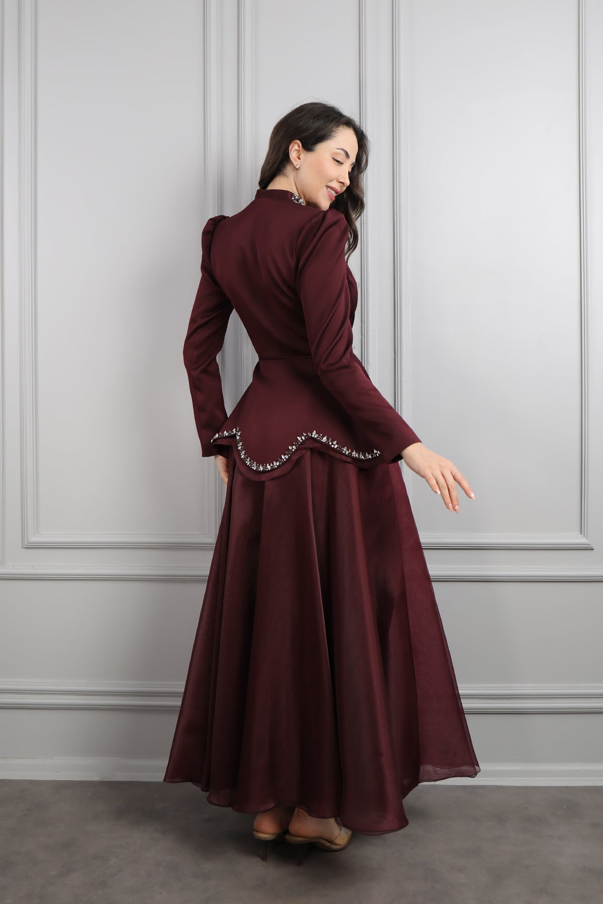 طقم تنورة وجاكيت مزين بتطريوات كريستالية -عودي