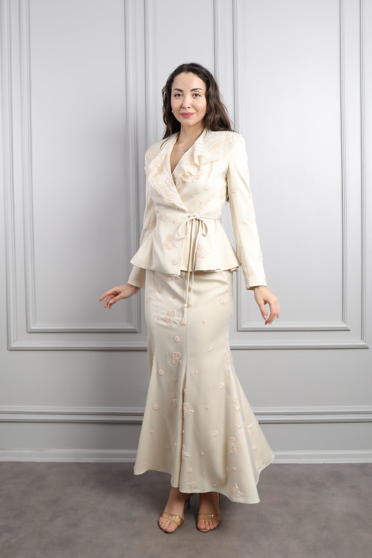 طقم تنورة وتوب رسمي مزين بتطريزات لؤلؤية وتفاصيل كشكشة عالياقة-سكري