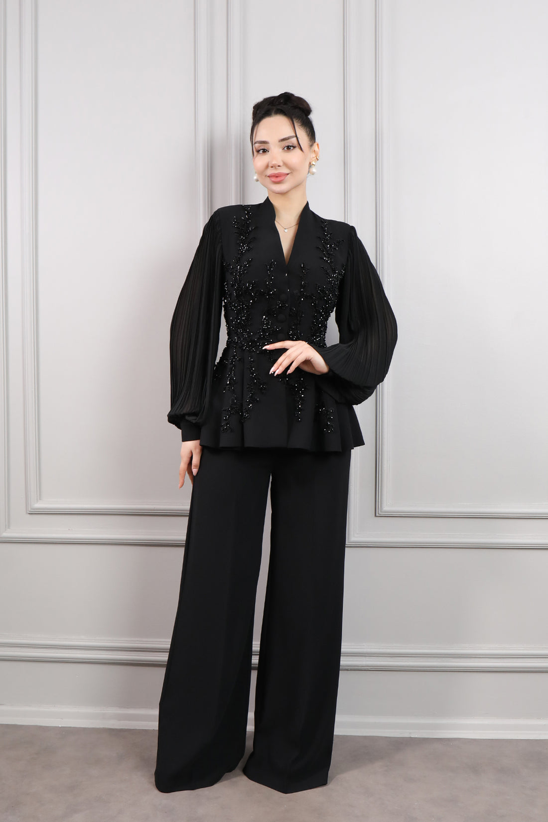 طقم بنطال وبلوزة مطرزة بالخرز باكمام بالون -اسود