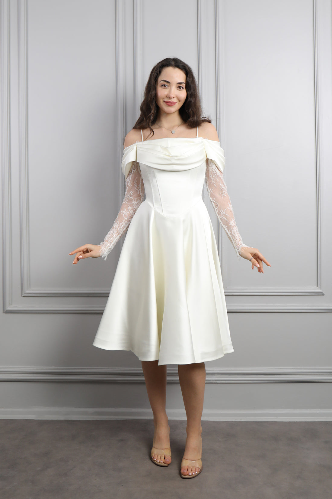 فستان سهرة ميدي ساتان مكشوف الاكتاف باكمام دانتيلية -سكري