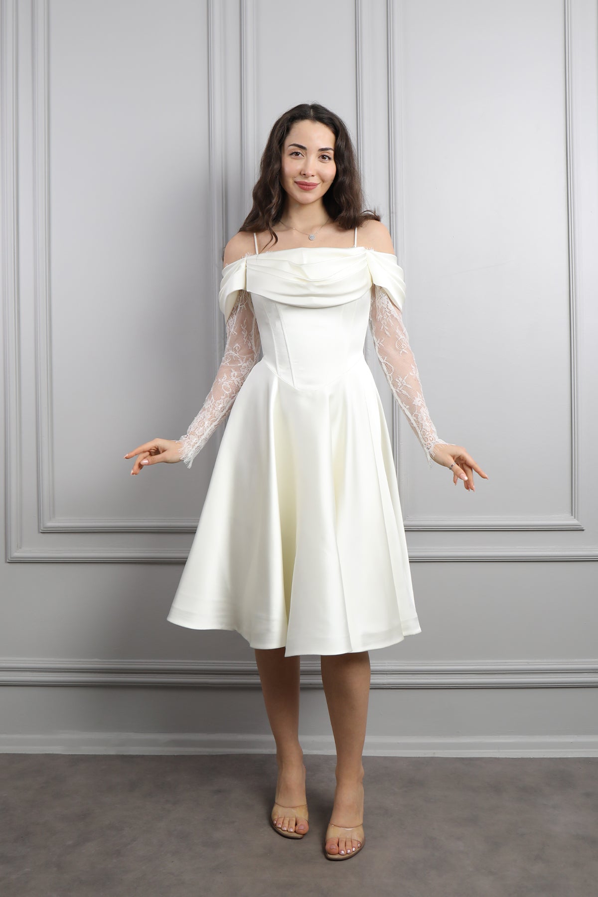 فستان سهرة ميدي ساتان مكشوف الاكتاف باكمام دانتيلية -سكري