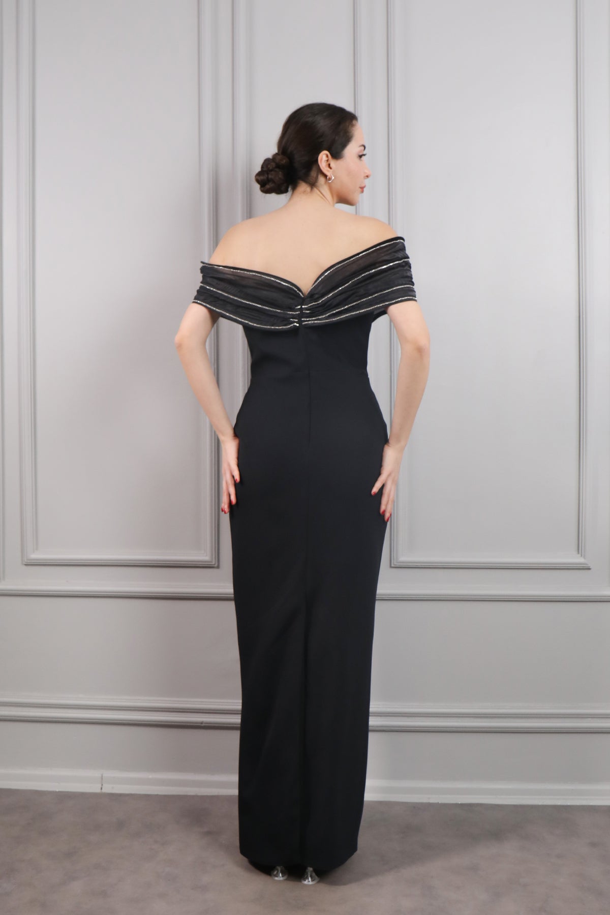 فستان سهرة مكشوف الاكتاف مزين بالفصوص -اسود