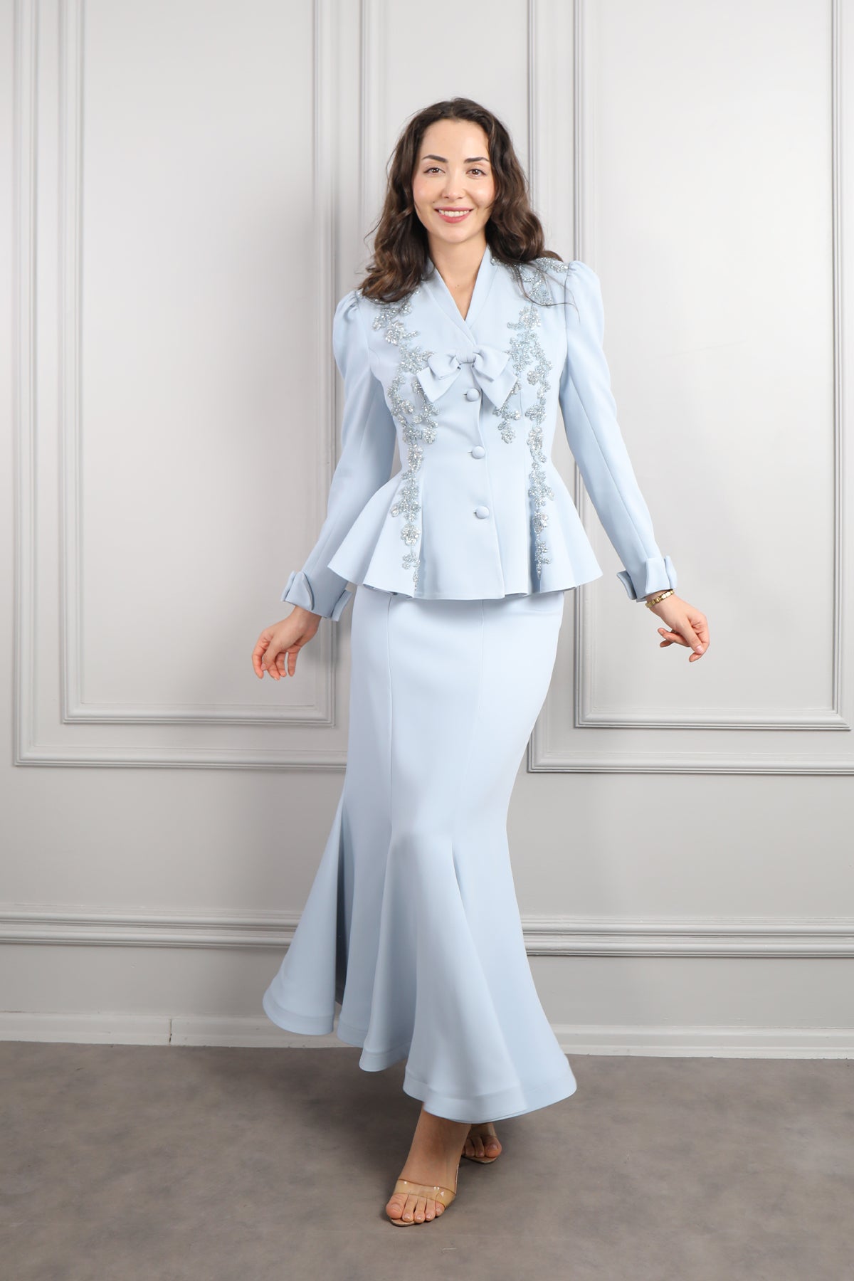 طقم تنورة وجاكيت بزينة فيونكة  وتطريزات خرزية -ازرق