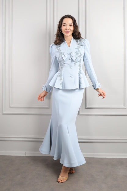 طقم تنورة وجاكيت بزينة فيونكة  وتطريزات خرزية -ازرق