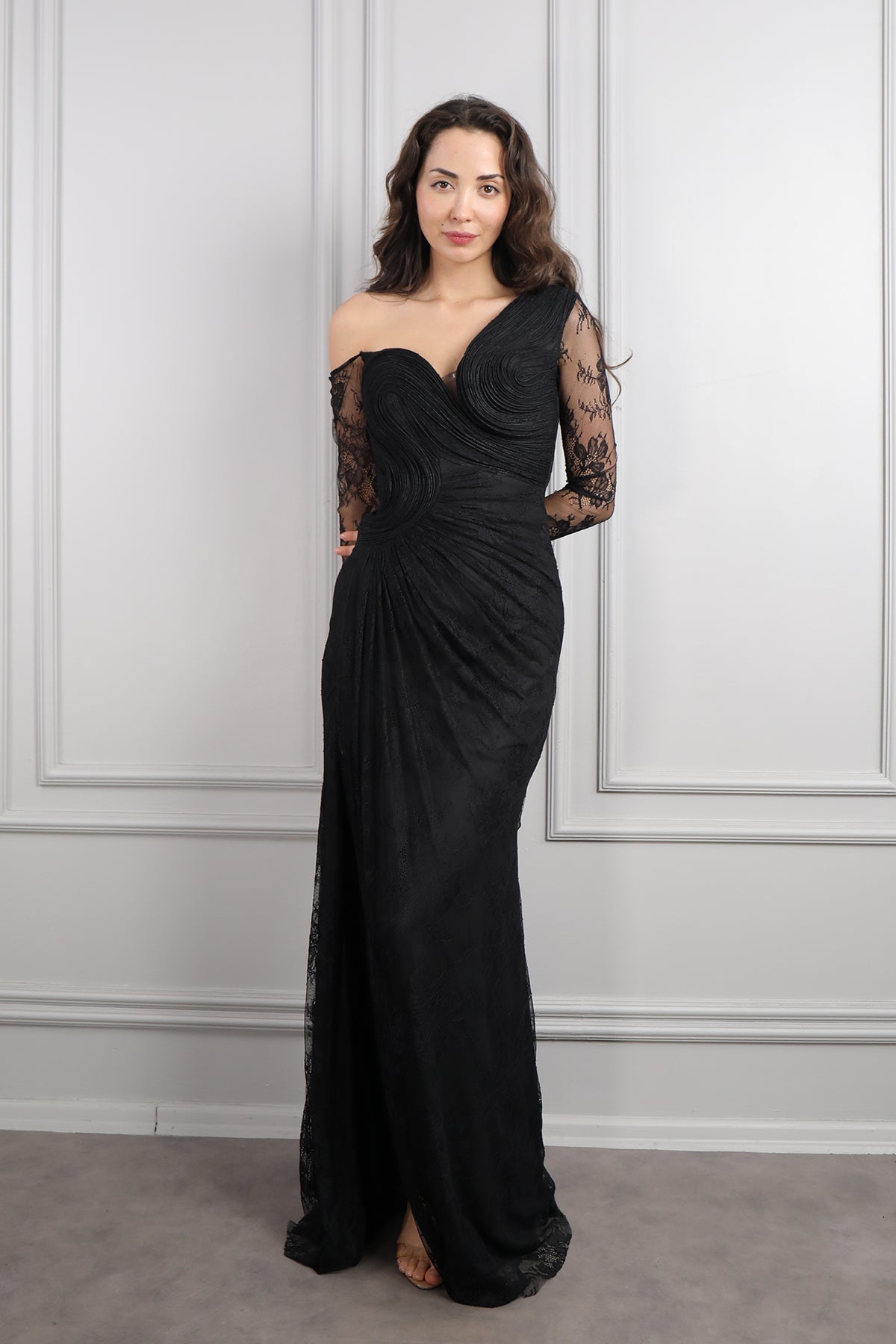 فستان سهرة دانتيل بياقة مائلة واكمام شفافة -اسود