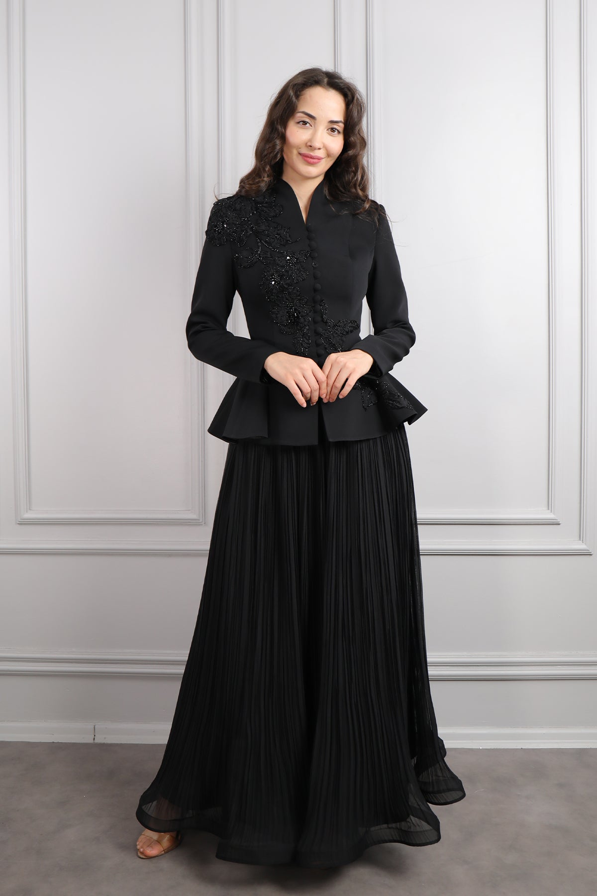 طقم تنورة بتكسيرات وجاكيت مزين بتطريزات خرزية ورود -اسود