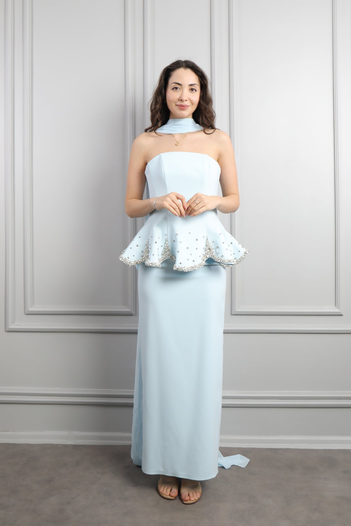 فستان سهرة سترابلس مزين بالكريستالات مع وشاح -ازرق