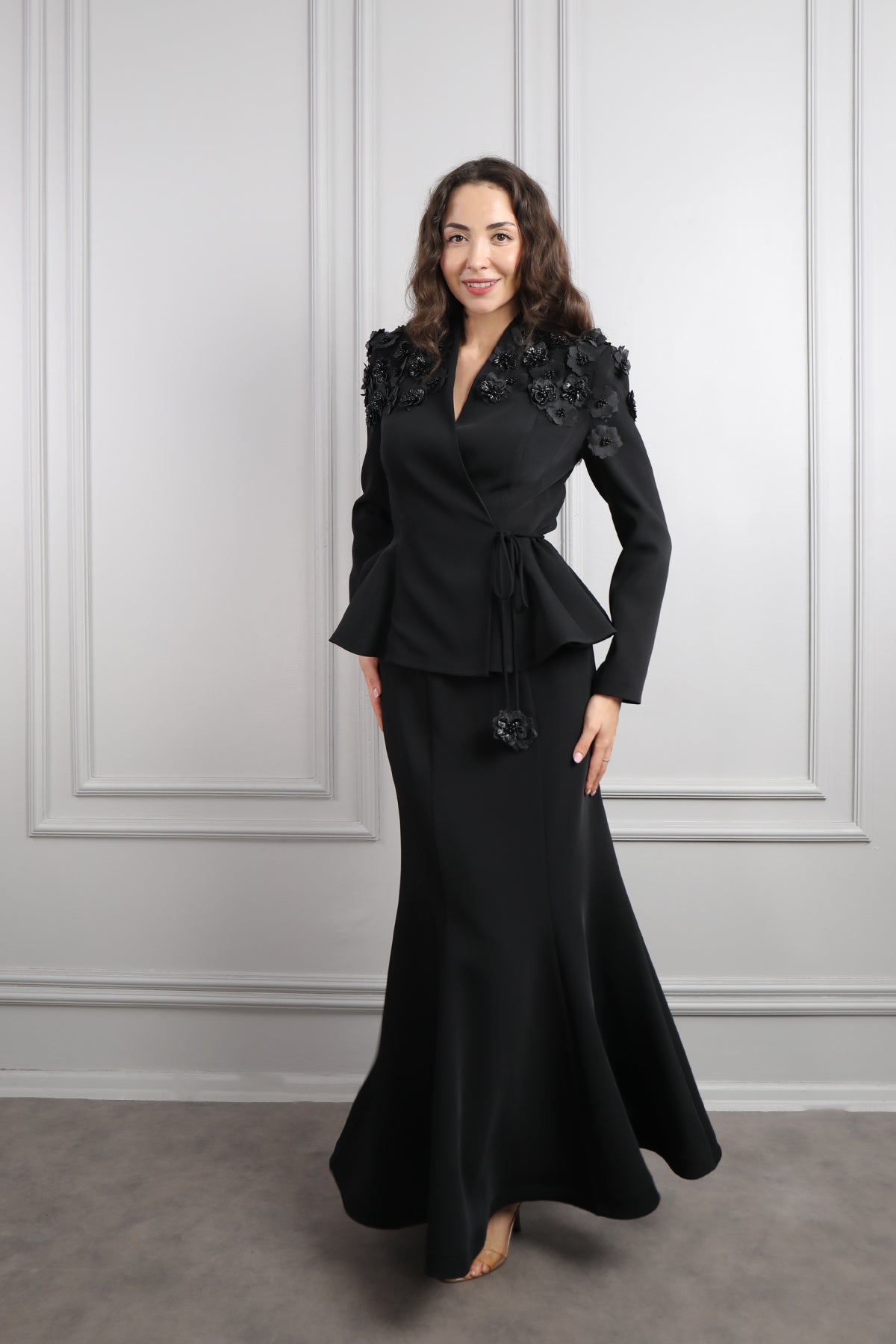 طقم تنورة وجاكيت مزين بالورود مع حزام -اسود