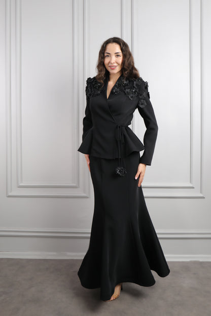 طقم تنورة وجاكيت مزين بالورود مع حزام -اسود