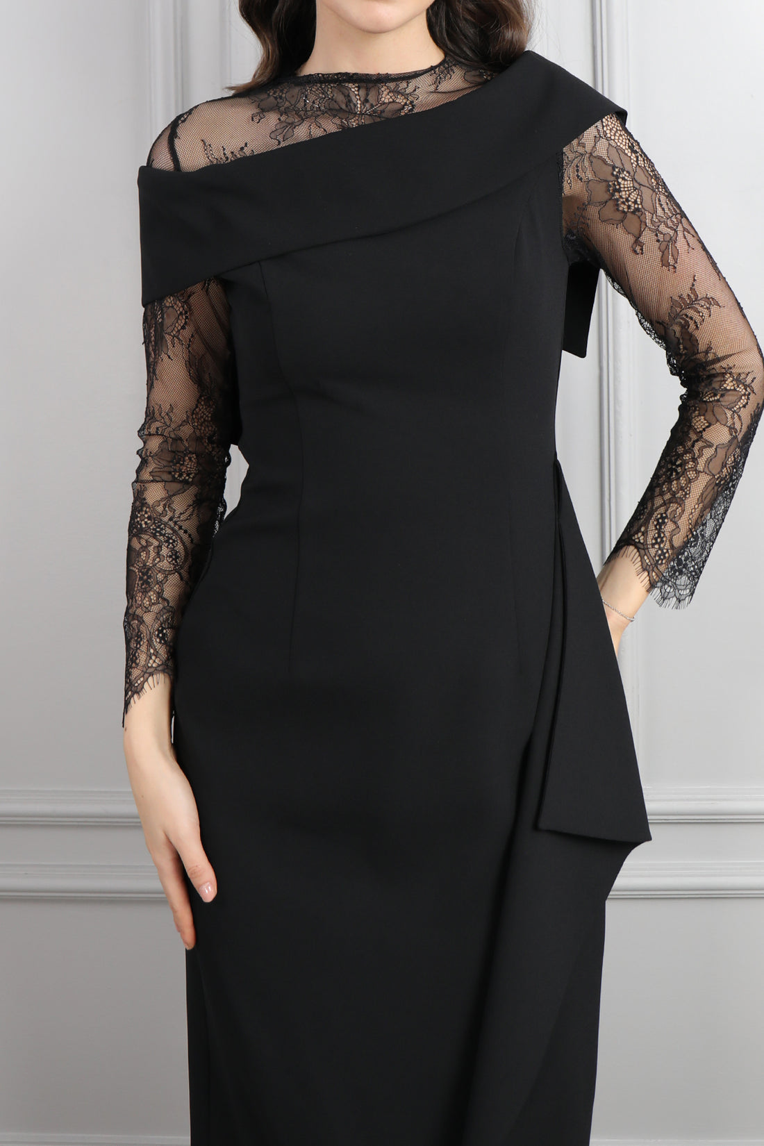 فستان بتصميم ياقة مائلة باكمام شفافة وتفاصيل دانتيل -اسود