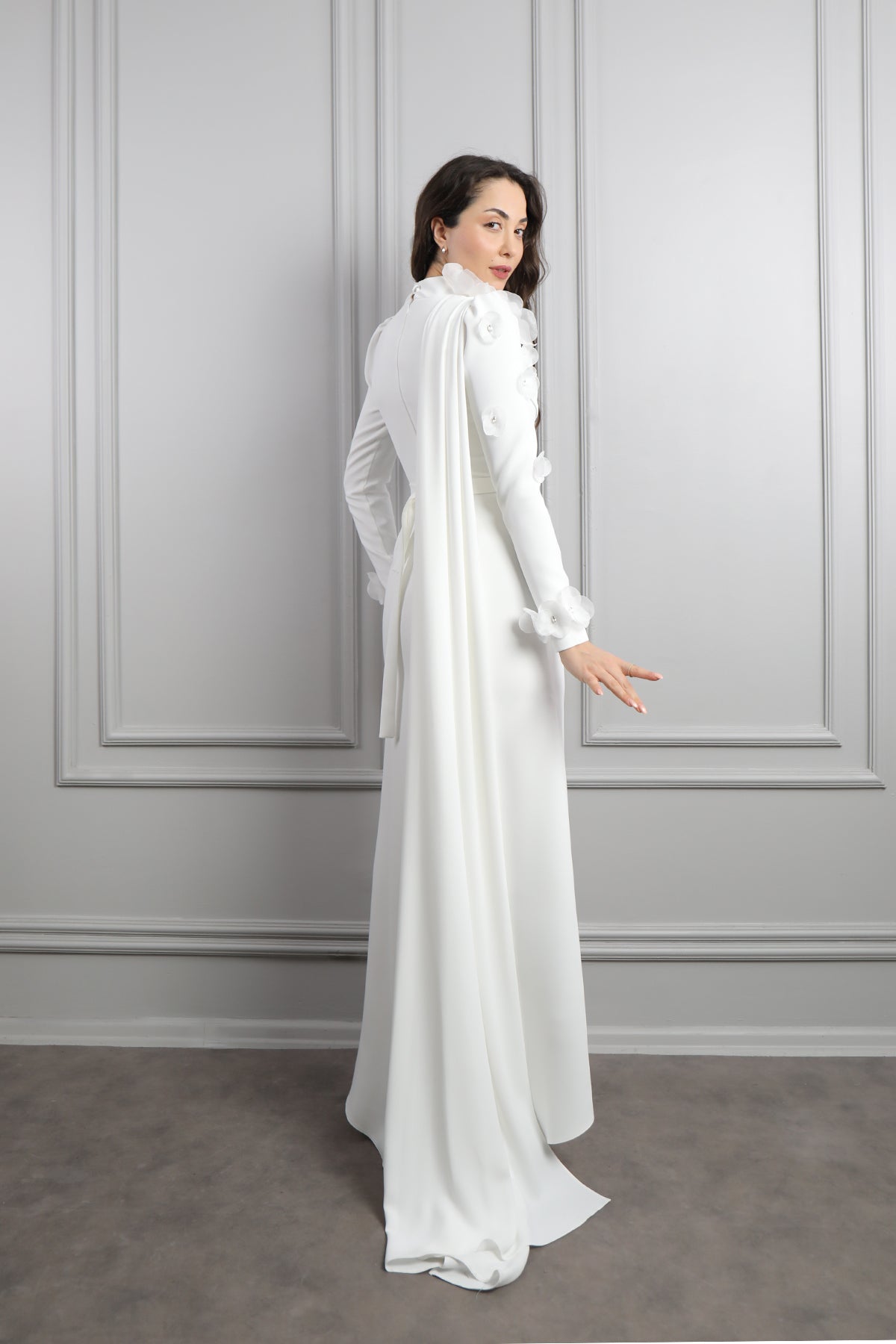 فستان سهرة للمحجبات بتصميم كورسيه وزينة ورود مع تفصيل كايب من الكتف -ابيض