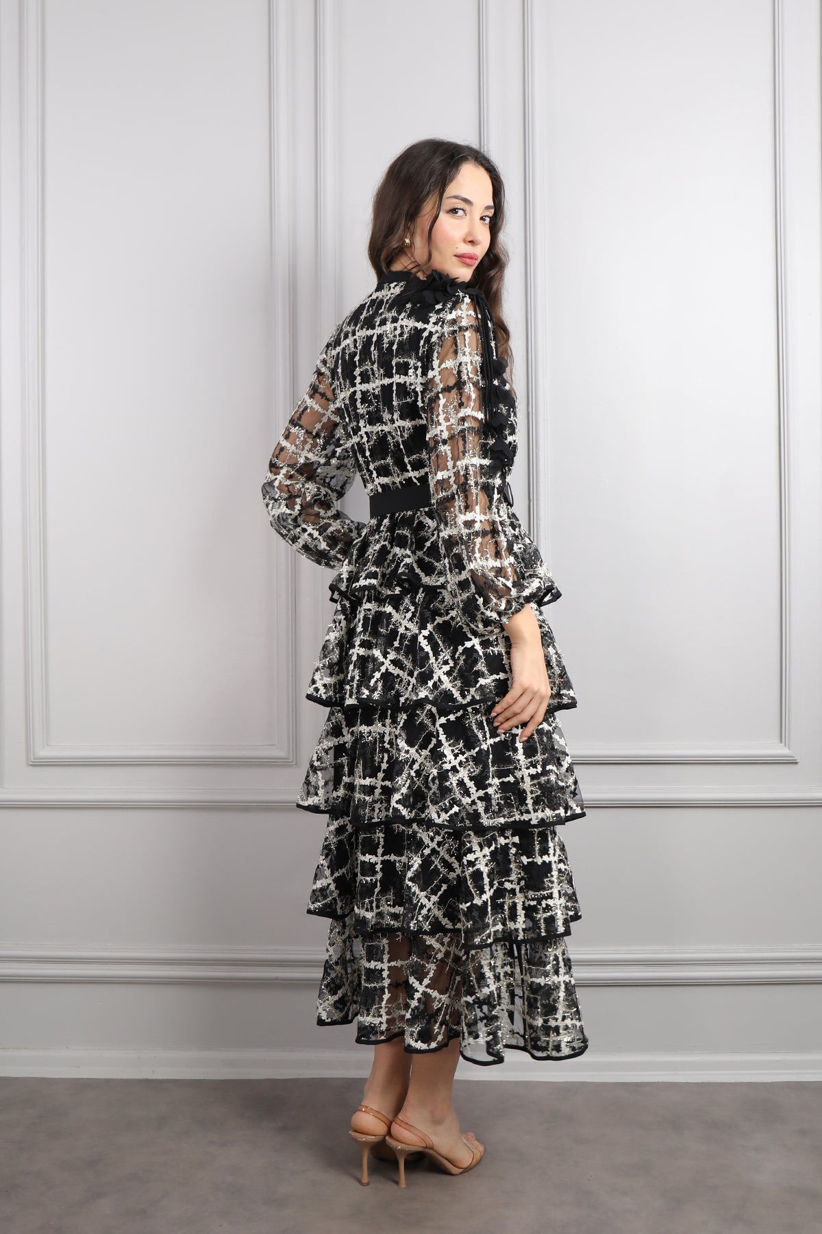 فستان بياقة ورود بتفاصيل طبقات مع حزام مقاس كبير -اسود ورمادي