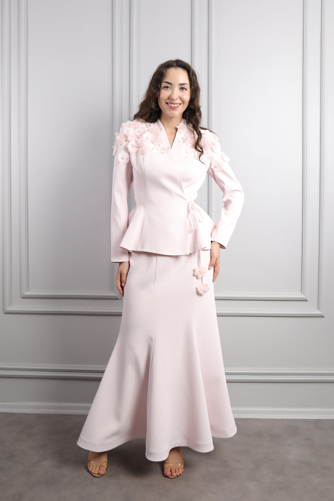 طقم تنورة وجكيت مزين بالورود مع حزام -بمبي