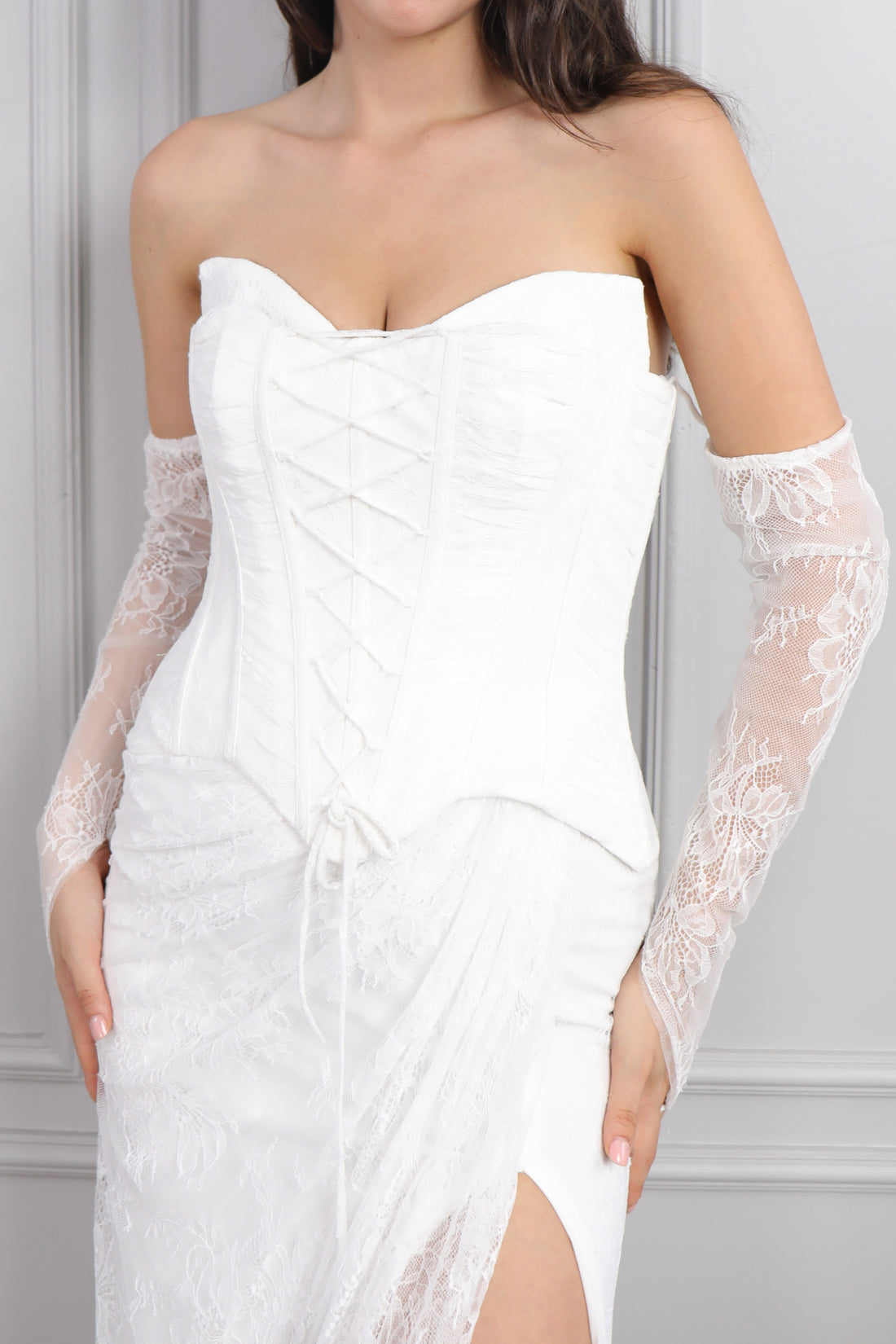 فستان سهرة دانتيل سترابلس بتفاصيل ربط امامية وقفازات -ابيض