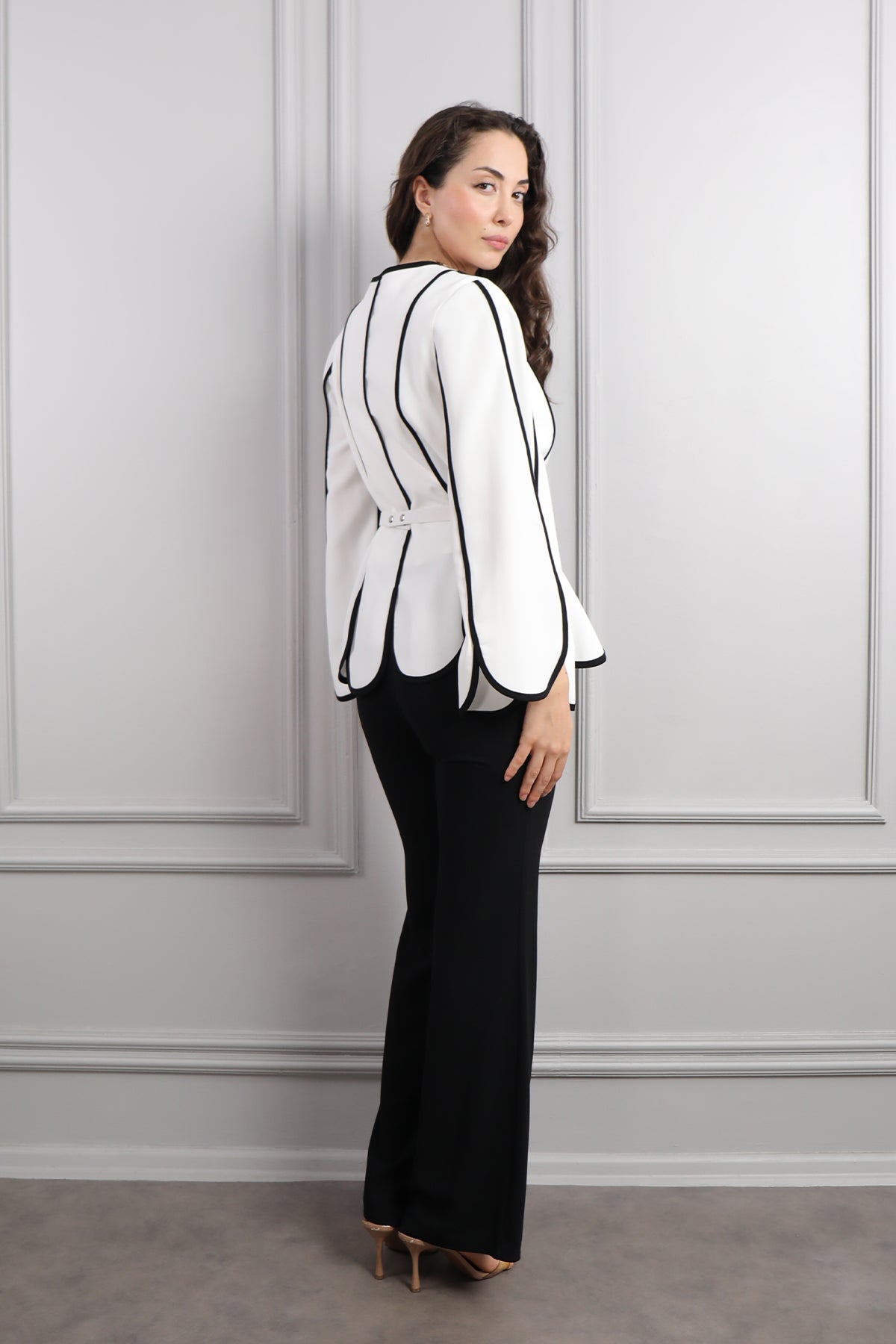 طقم بنطال وبلوزة مزينة بوردة - اسود وابيض