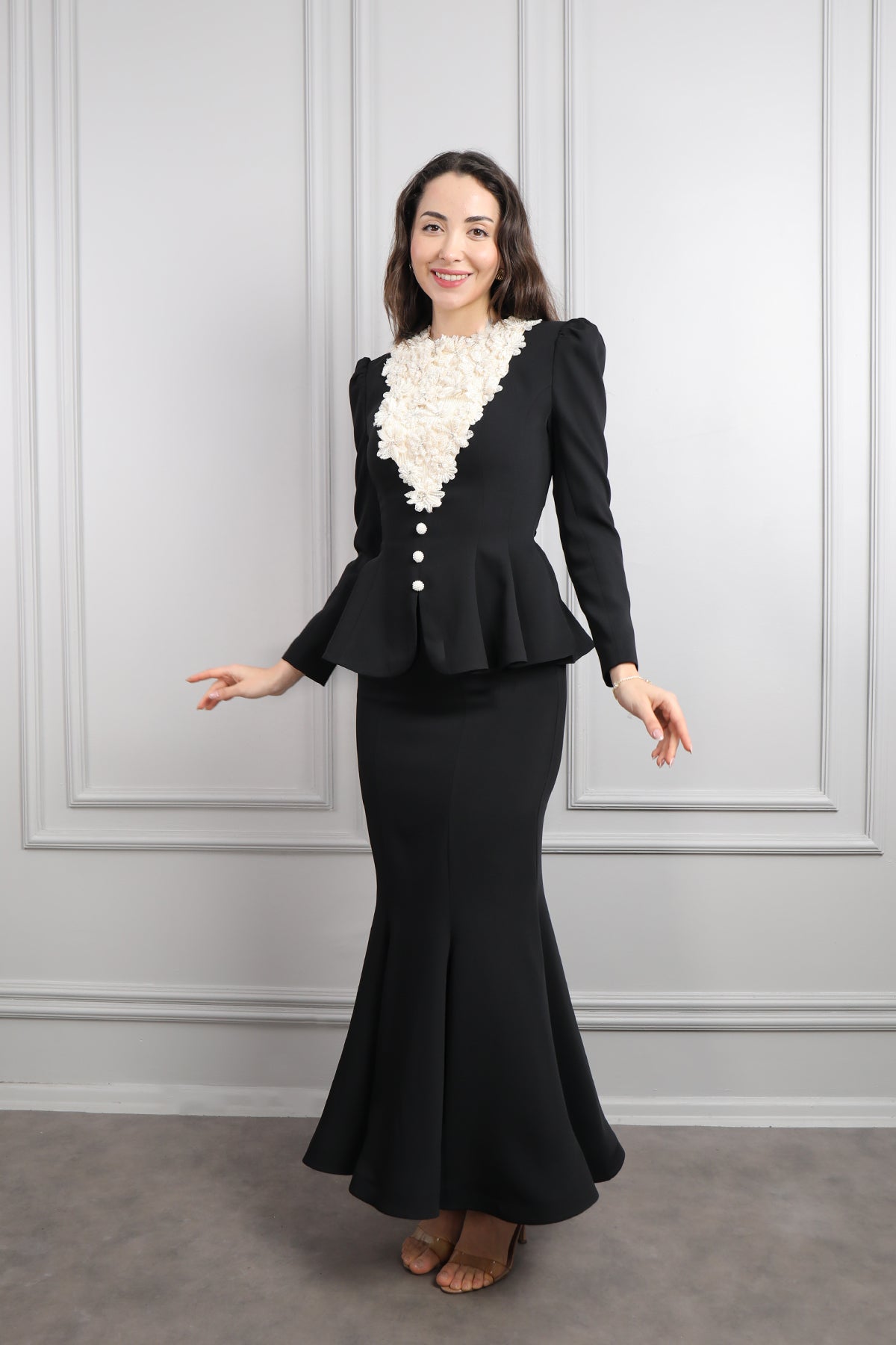 طقم تنورة وتوب رسمي مزين بالورود في الياقة -اسود