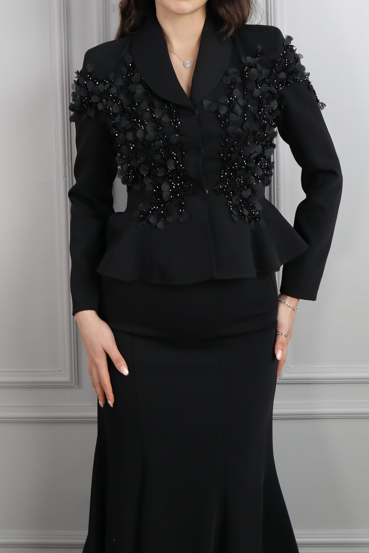 طقم تنورة وجاكيت مزين بتفاصيل ورود -اسود