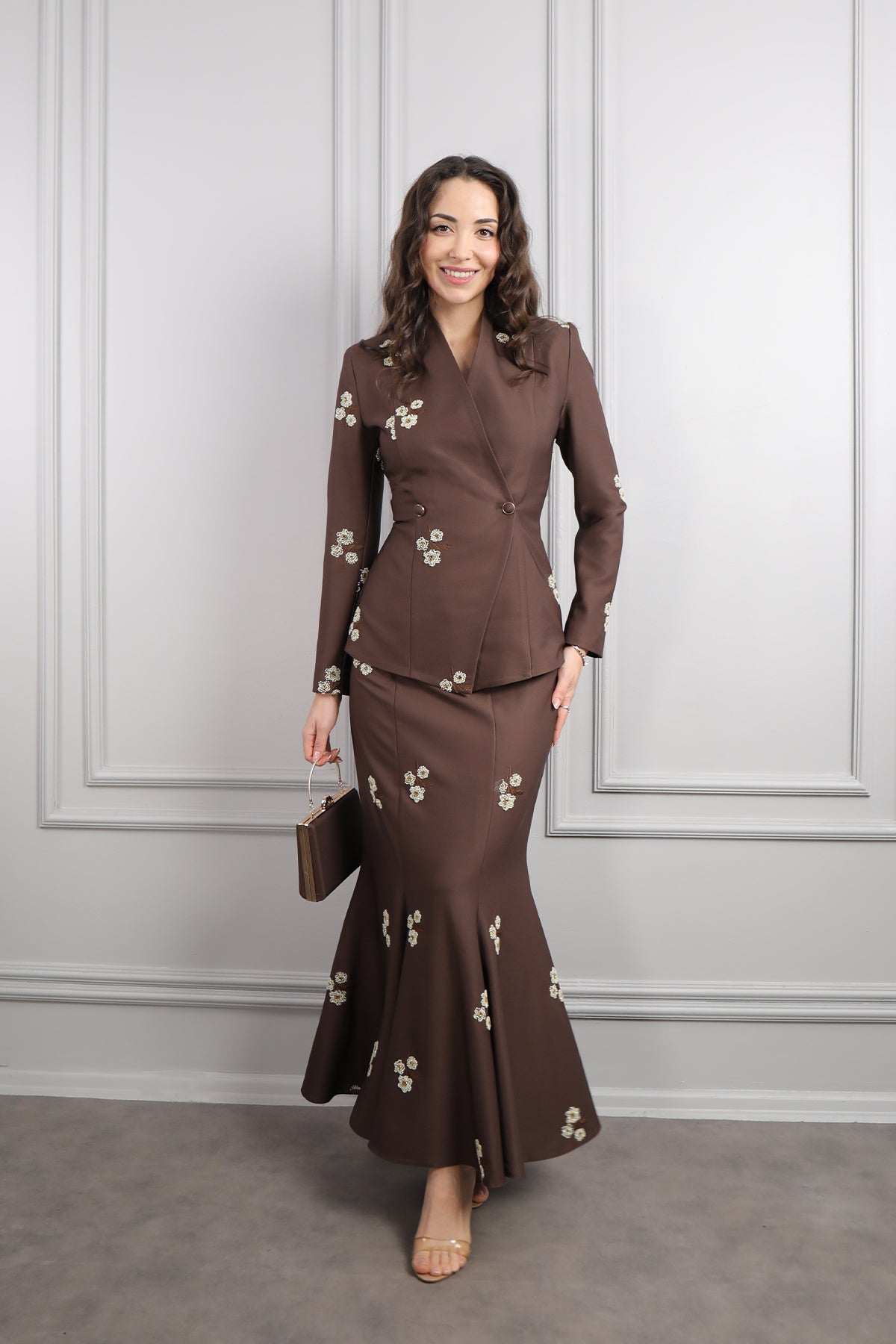 طقم تنورة بتطريزات خرزية واكسسوار حقيبة -بني