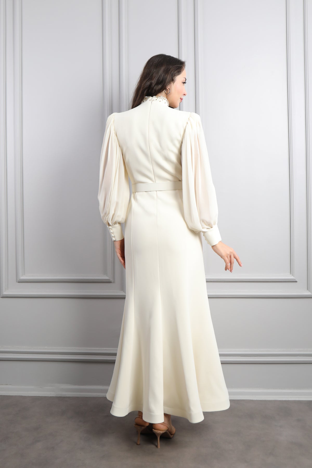 فستان بتفاصيل كريستالية واكمام واسعة وزينة ازرار -سكري