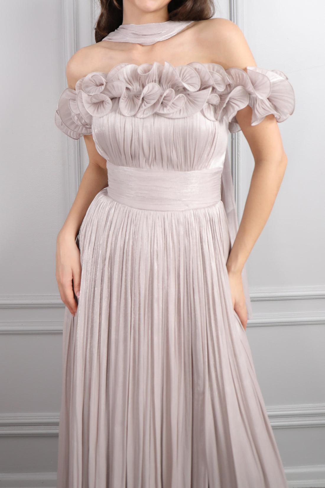 فستان سهرة مكشوف الاكتاف بتفاصيل كشكشة مع شال -بيج