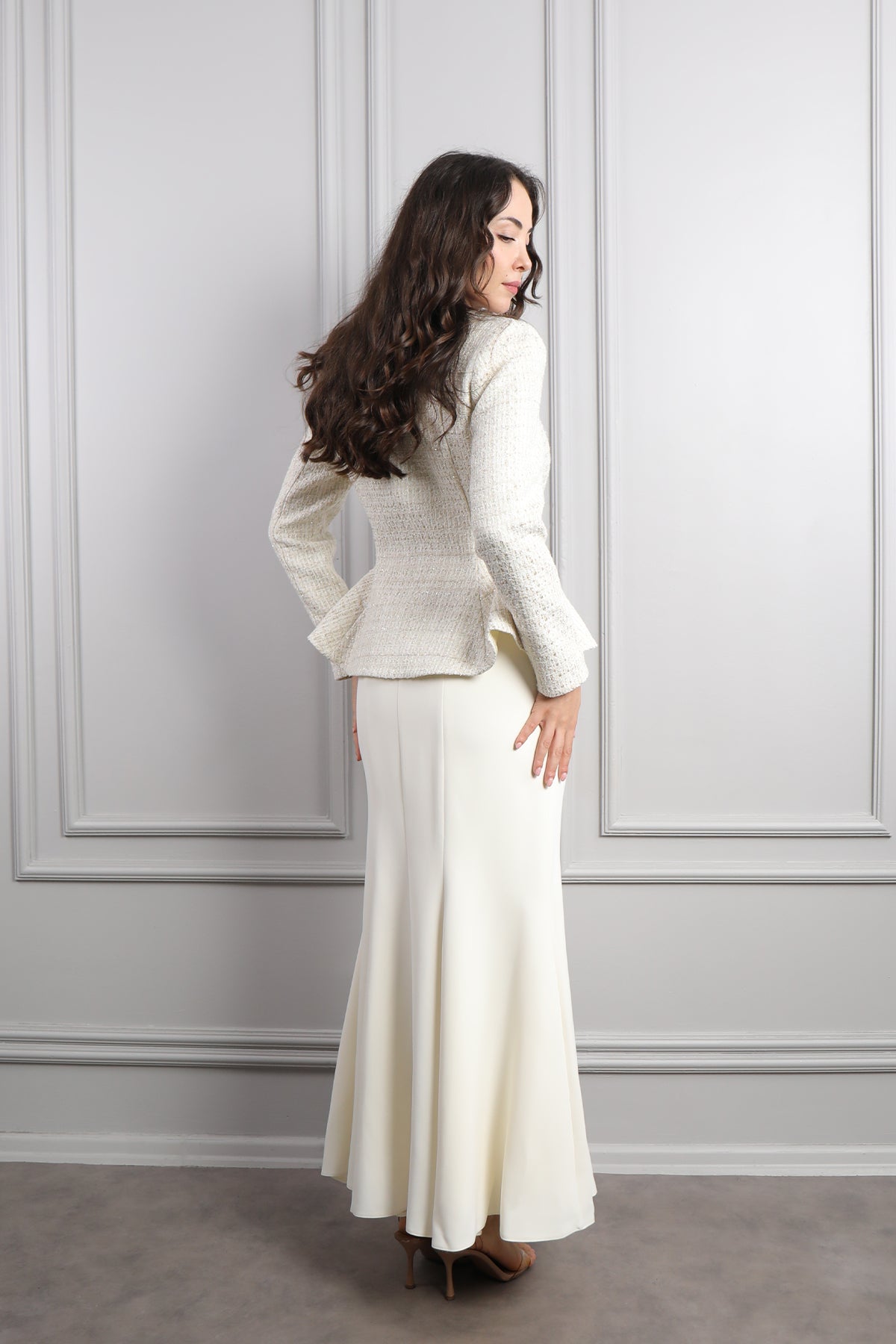 طقم تنورة وجاكيت بازرار مميزة -سكري