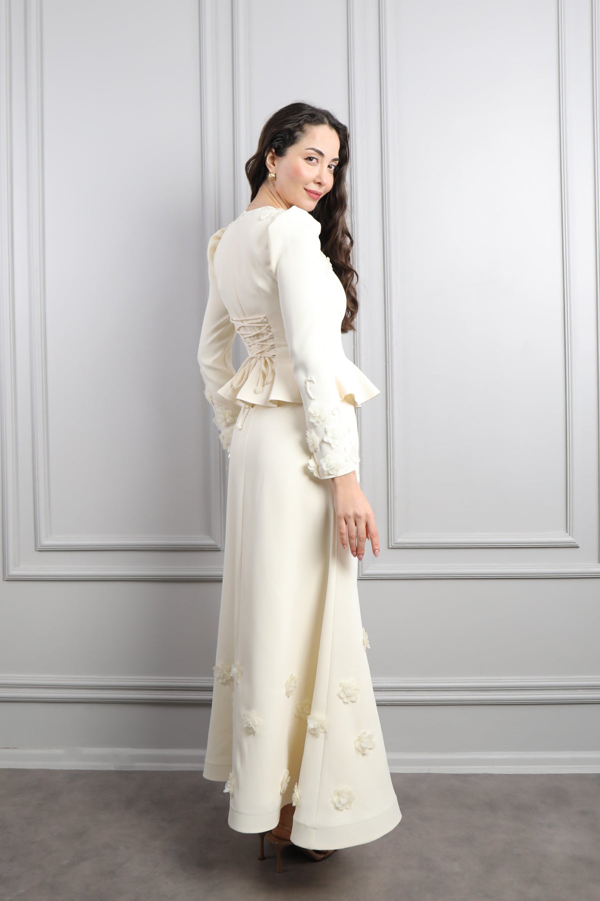 طقم تنورة وتوب رسمي انيق بياقة مربعة وتفاصيل ورود -سكري