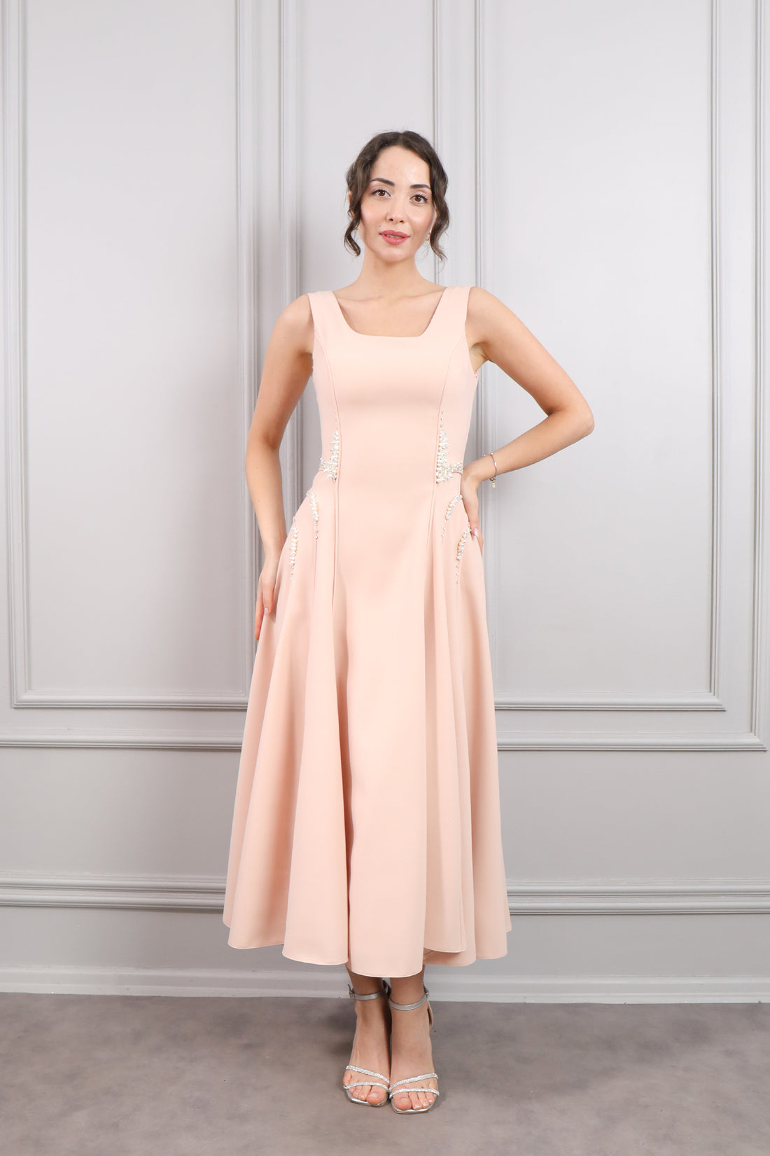 فستان سهرة ميدي بياقة مربعة وتطريزات لؤلؤ -بمبي