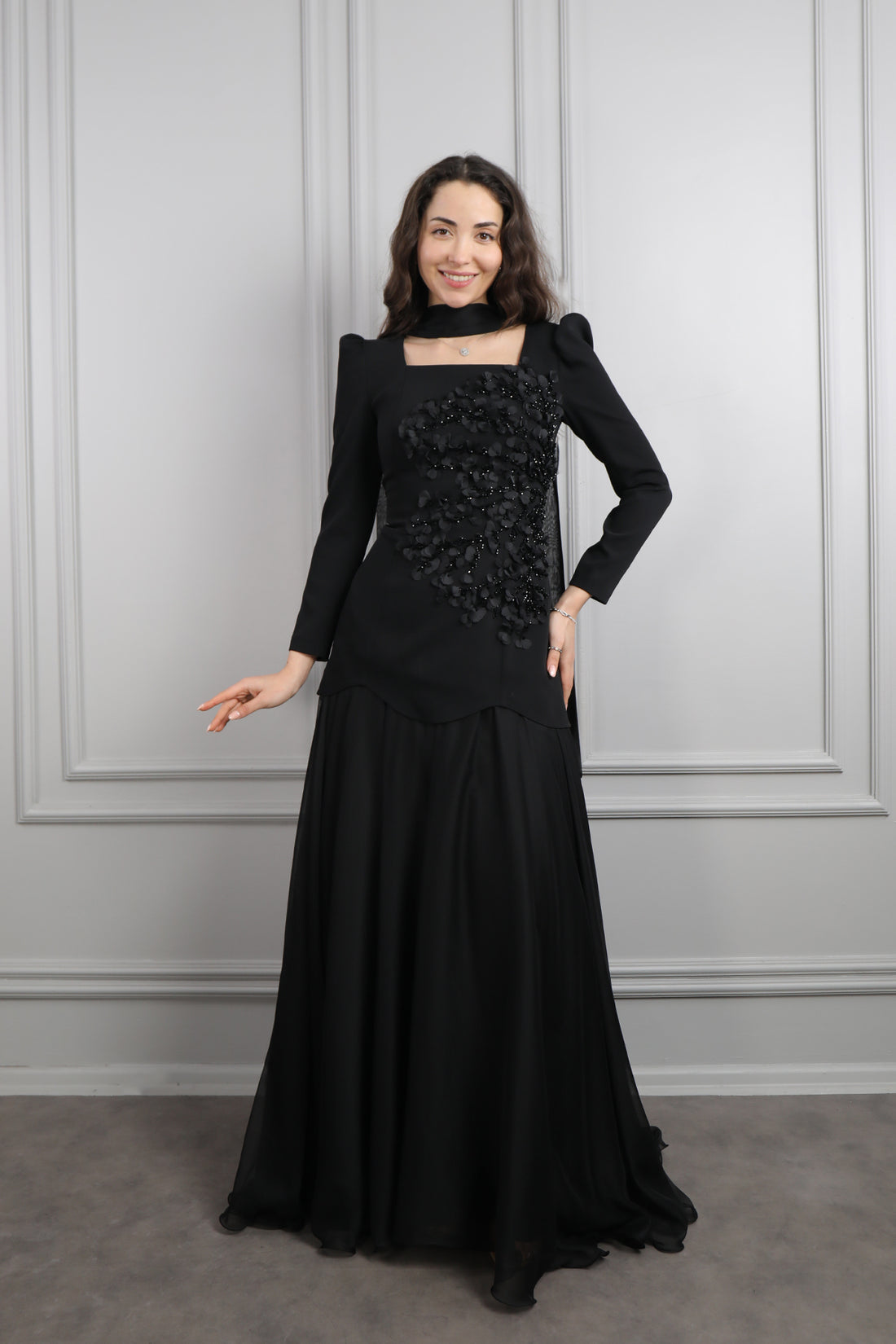 طقم تنورة وتوب مطرز بالخرز والورود مع تفصيل شال -اسود