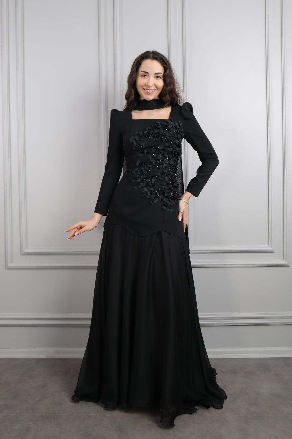 طقم تنورة وتوب مطرز بالخرز والورود مع تفصيل شال -اسود