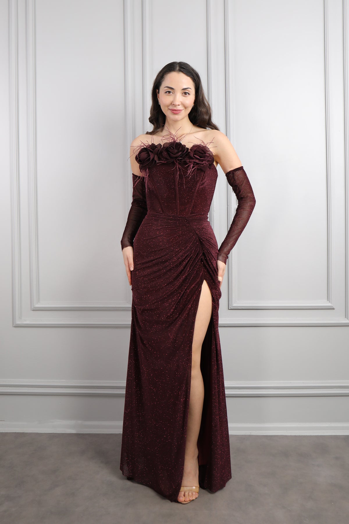 فستان سهرة لامع بتصميم سترابلس مزين بالورود مع اكمام متحركة -عودي