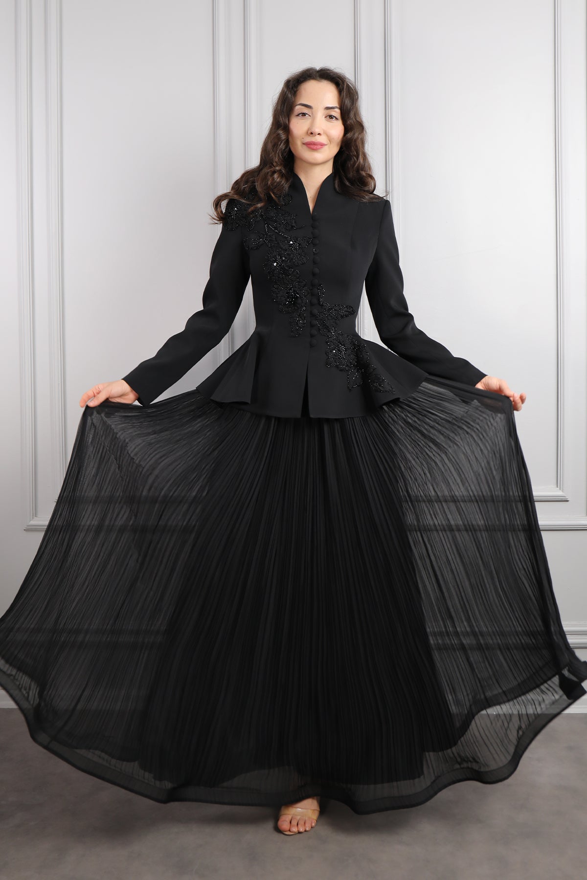 طقم تنورة بتكسيرات وجاكيت مزين بتطريزات خرزية ورود -اسود